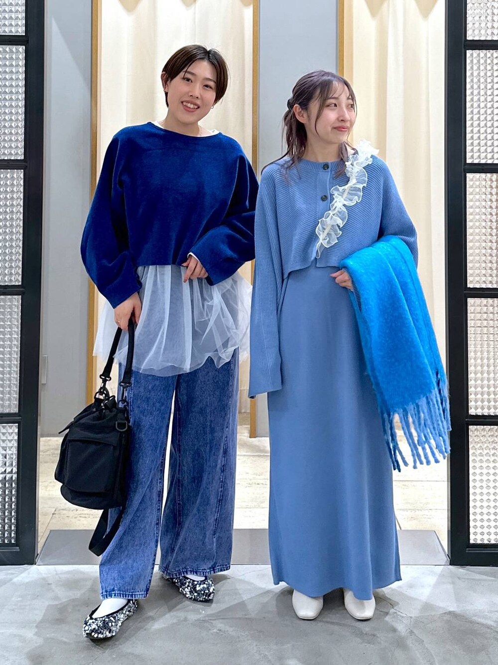 ブラック系のショルダーバッグ、シルバー系のパンプス、ホワイト系のブーツを着用したレディースの冬コーディネートの4枚目の写真