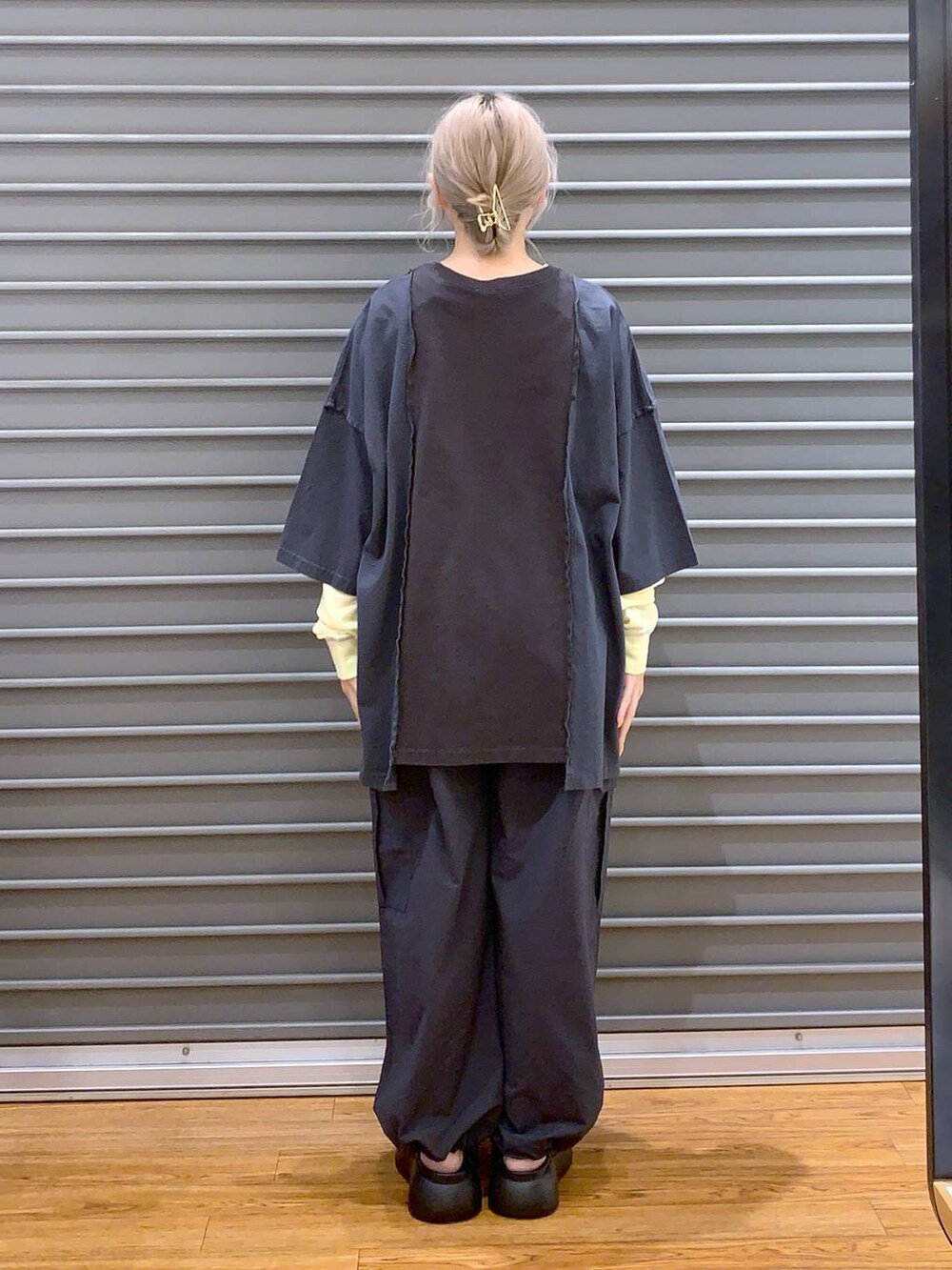 ブラック系のサンダル、グレー系のカーゴパンツ、イエロー系のTシャツ/カットソーを着用したレディースの春コーディネートの2枚目の写真