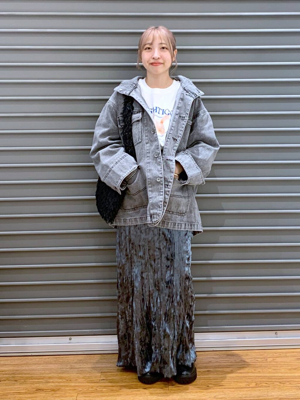 ブラック系のブーツ、ブラック系のショルダーバッグ、グレー系のデニムジャケットを着用したレディースの秋コーディネートの4枚目の写真