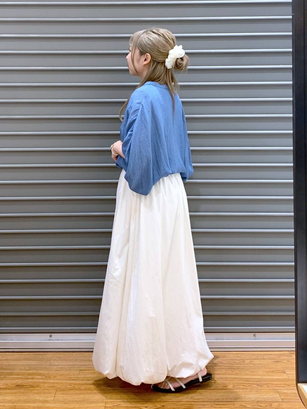 ホワイト系のサンダル、ホワイト系のスカート、グレー系のショルダーバッグを着用したレディースの夏コーディネートの3枚目の写真