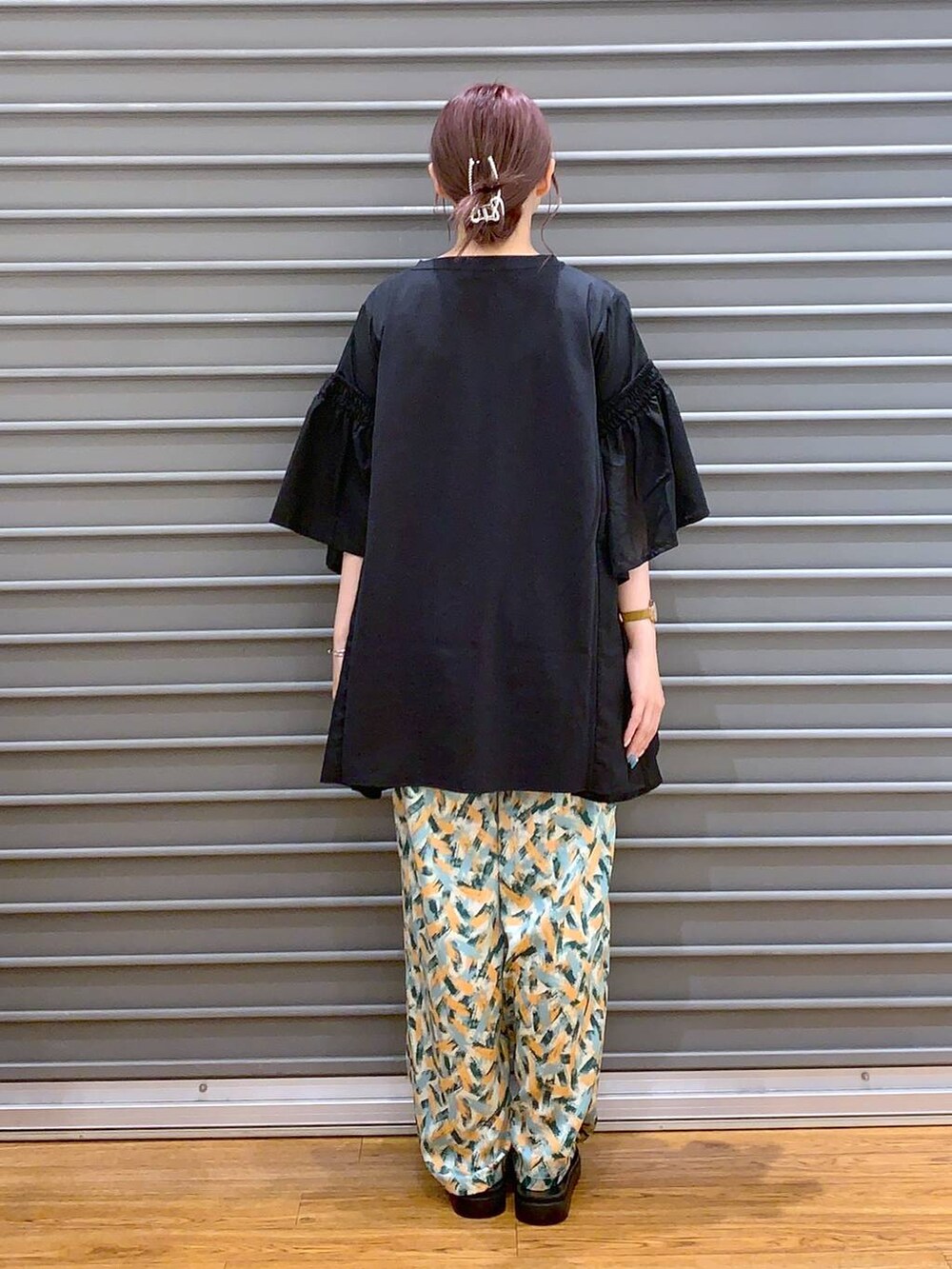 ブラック系のTシャツ/カットソー、グリーン系のその他パンツ、ブラック系のサンダルを着用したレディースの夏コーディネートの2枚目の写真