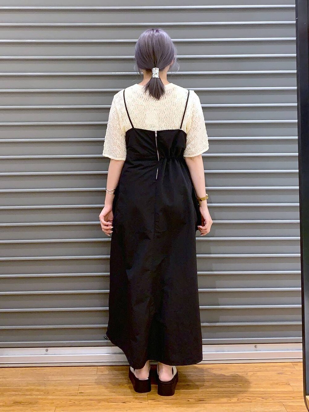 ベージュ系のショルダーバッグ、ブラック系のシャツ/ブラウス、ホワイト系のサンダルを着用したレディースの春コーディネートの2枚目の写真