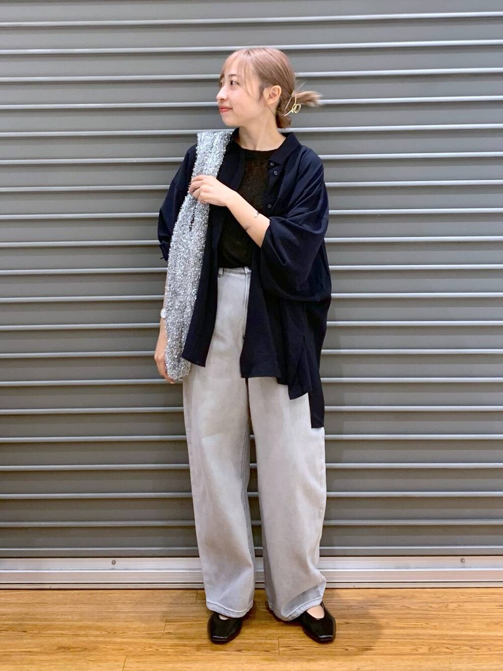 ブラック系のTシャツ/カットソー、シルバー系のショルダーバッグ、ブラック系のパンプスを着用したレディースの秋コーディネートの5枚目の写真