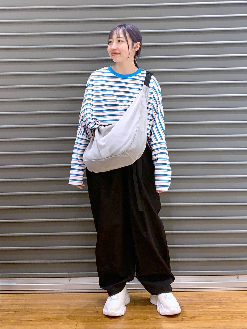 ホワイト系のスニーカー、ベージュ系のショルダーバッグ、ホワイト系のTシャツ/カットソーを着用したレディースの春コーディネートの7枚目の写真