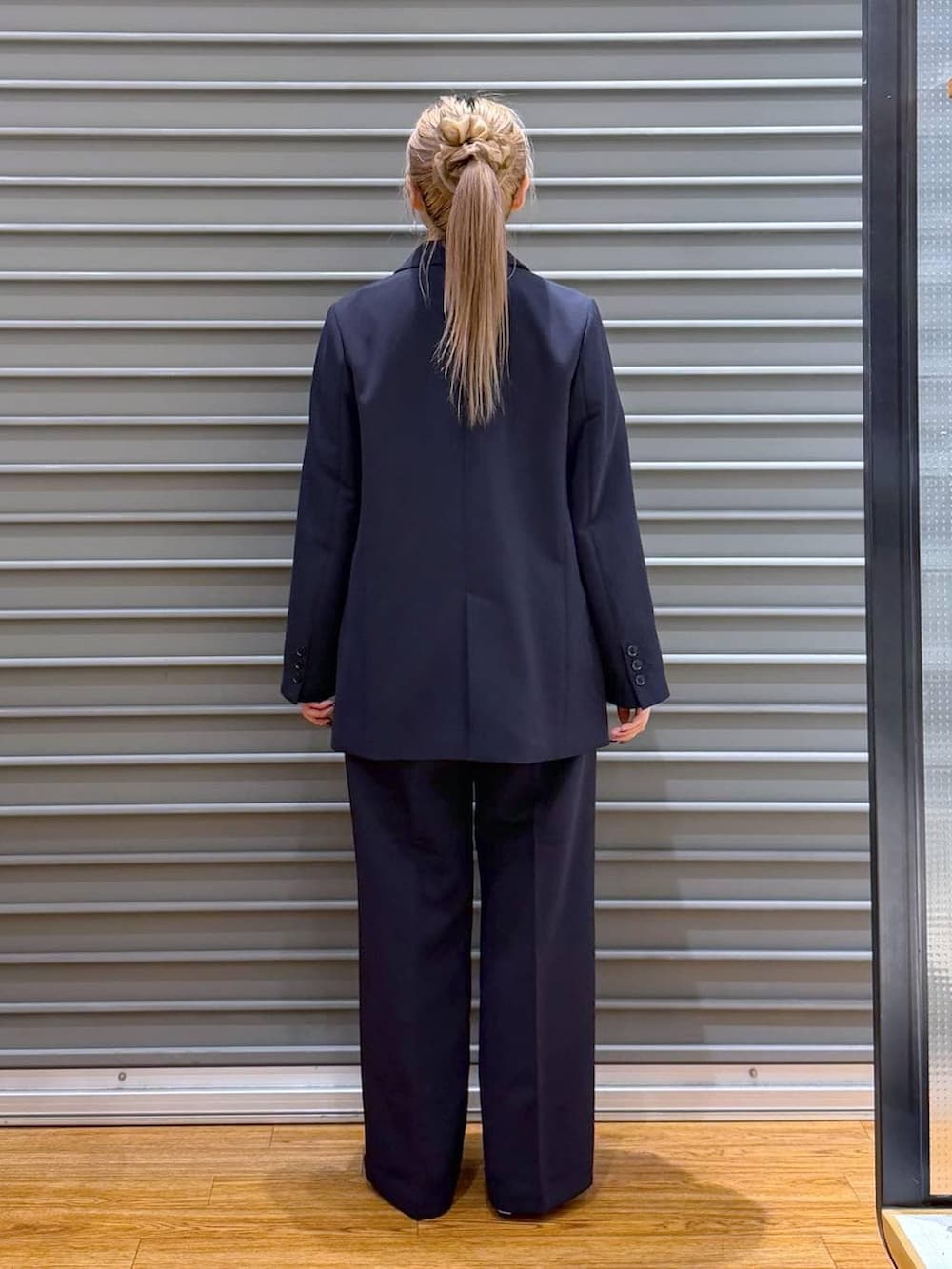 ブルー系のその他パンツ、ブルー系のテーラードジャケット、ブルー系のシャツ/ブラウスを着用したレディースの冬コーディネートの2枚目の写真