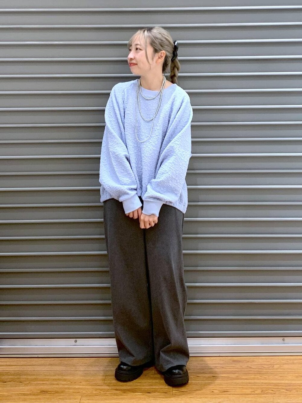 ブラック系のショルダーバッグ、グレー系のその他パンツ、ブラック系のブーツを着用したレディースの秋コーディネートの6枚目の写真