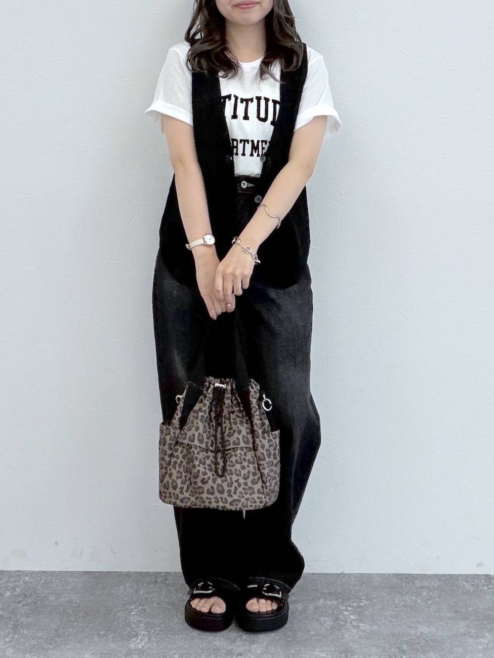 その他のショルダーバッグ、ブラック系のサンダル、ホワイト系のTシャツ/カットソーを着用したレディースの夏コーディネートの5枚目の写真