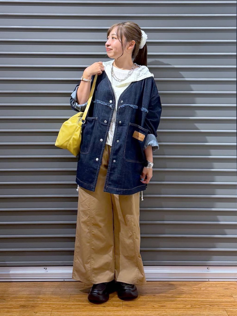 ブラック系のローファー、ベージュ系のその他パンツ、イエロー系のショルダーバッグを着用したレディースの夏コーディネートの4枚目の写真
