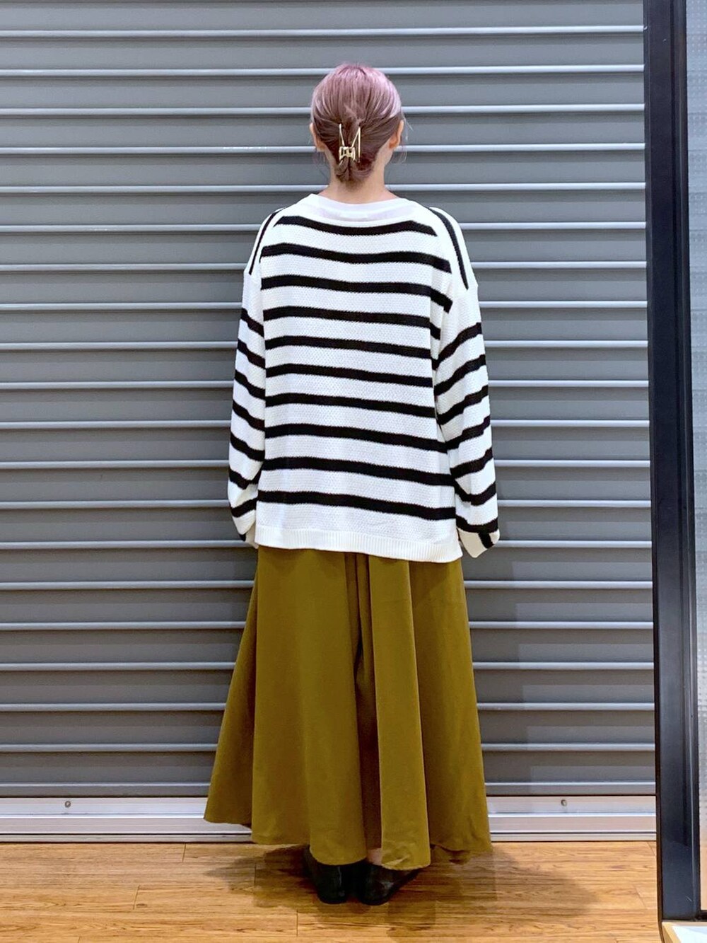 グリーン系のその他パンツ、ブラック系のパンプス、ホワイト系のショルダーバッグを着用したレディースの秋コーディネートの2枚目の写真