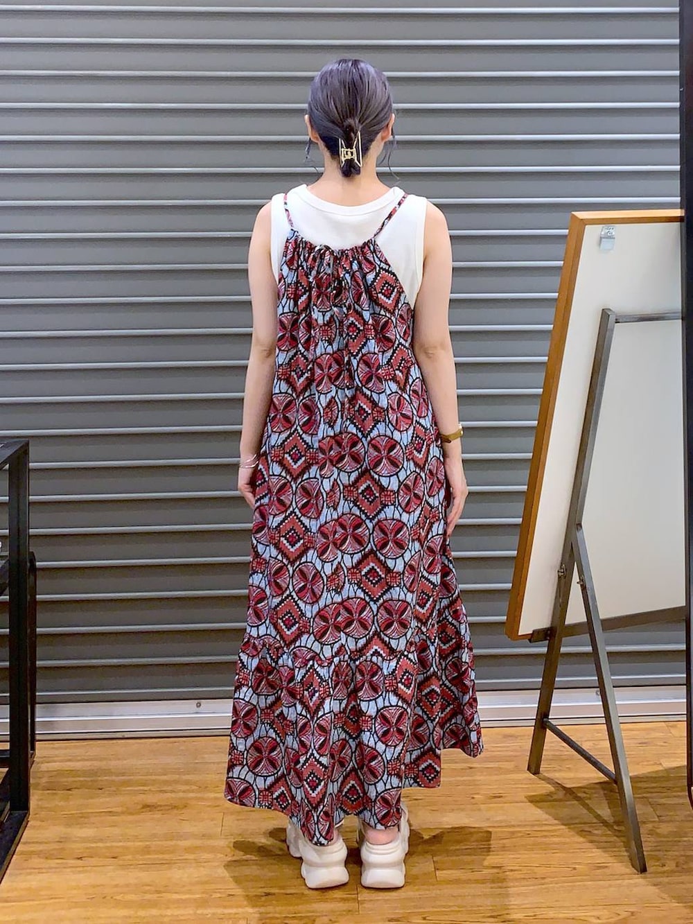 ホワイト系のサンダル、ホワイト系のタンクトップ、グレー系のショルダーバッグを着用したレディースの夏コーディネートの2枚目の写真