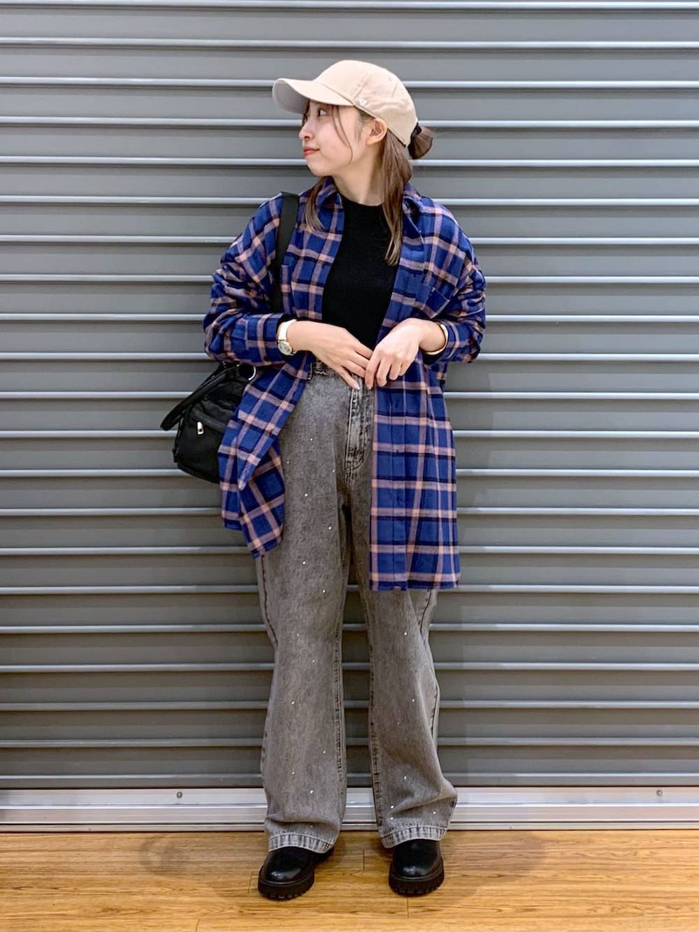 ブラック系のブーツ、ブラック系のニット/セーター、ブラック系のショルダーバッグを着用したレディースの冬コーディネートの5枚目の写真