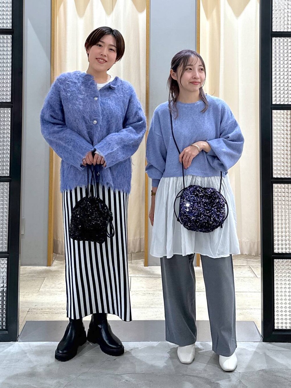 ブラック系のブーツ、ブラック系のショルダーバッグ、ブルー系のショルダーバッグを着用したレディースの秋コーディネートの4枚目の写真