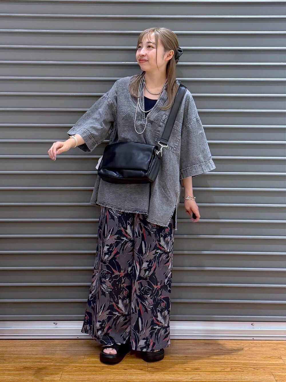 グレー系のその他パンツ、ブラック系のショルダーバッグ、ブラック系のサンダルを着用したレディースの春コーディネートの6枚目の写真