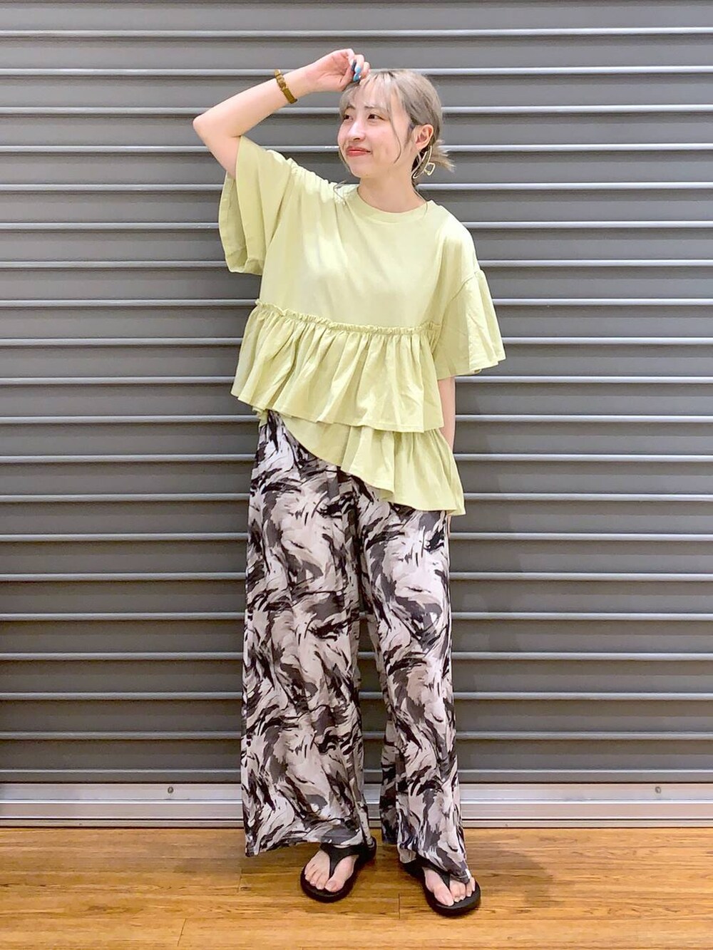 ブラック系のサンダル、ホワイト系のショルダーバッグ、イエロー系のTシャツ/カットソーを着用したレディースの夏コーディネートの5枚目の写真