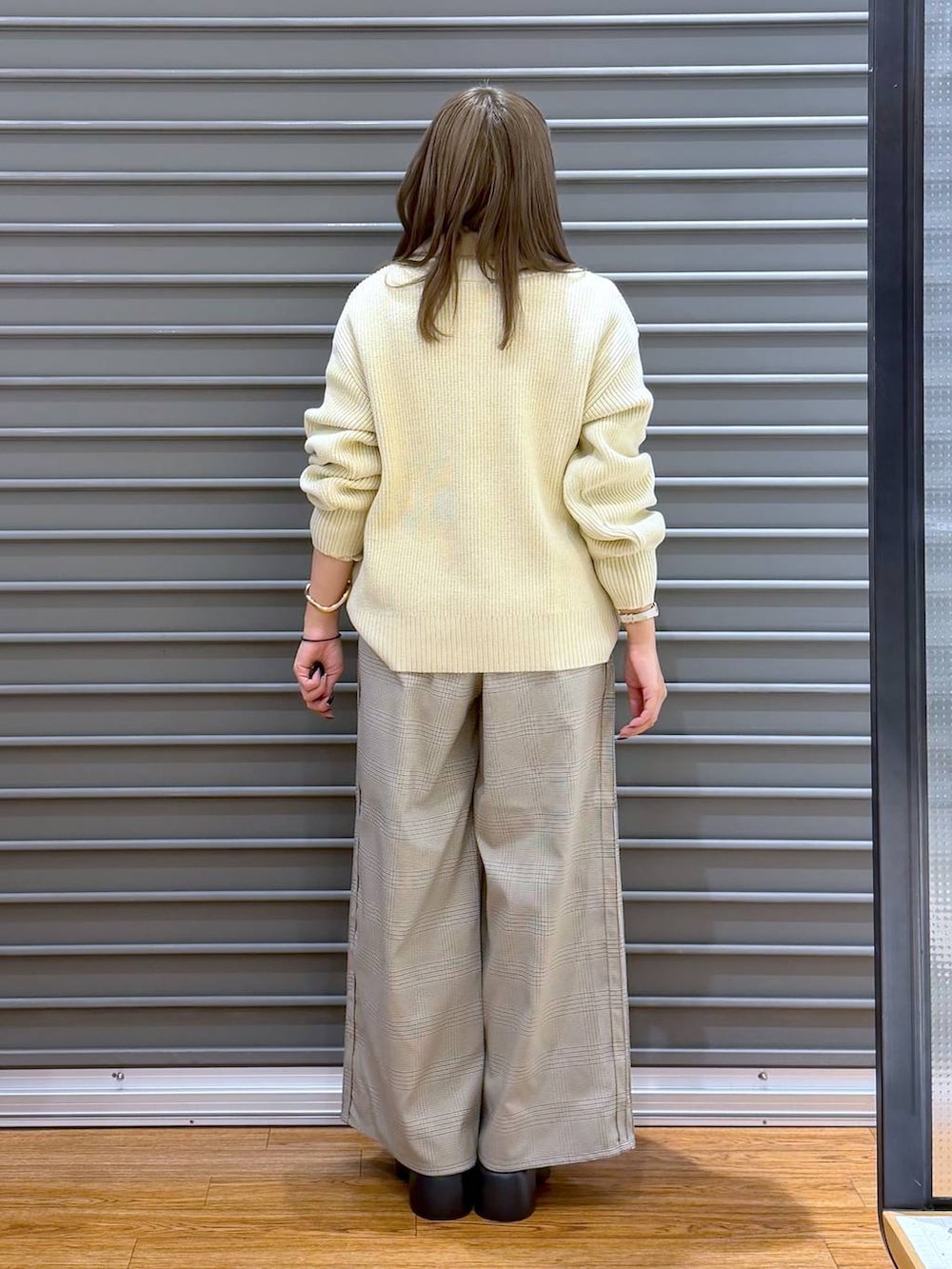 ブラウン系のサンダル、ブラック系のボストンバッグ、その他のその他パンツを着用したレディースの春コーディネートの2枚目の写真