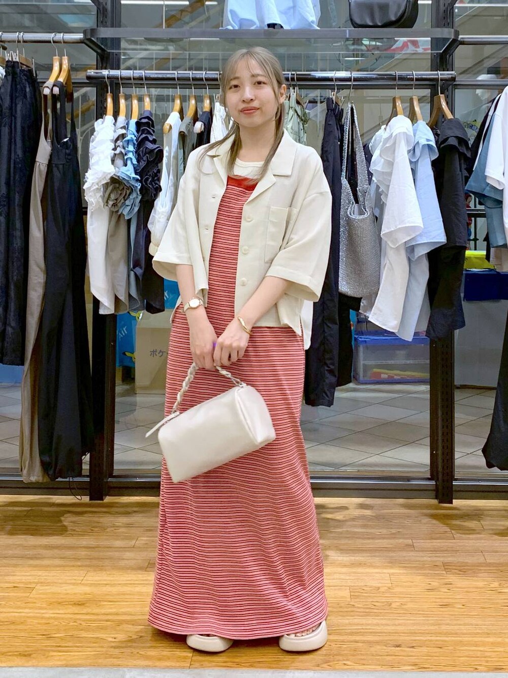 ホワイト系のTシャツ/カットソー、ベージュ系のサンダル、ホワイト系のショルダーバッグを着用したレディースの夏コーディネートの5枚目の写真