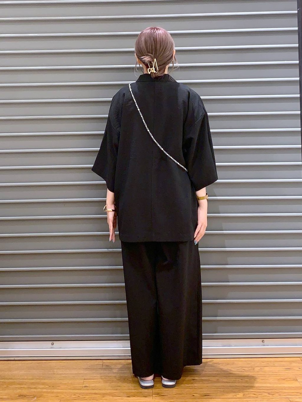 ブラック系のその他パンツ、ブラック系のテーラードジャケット、イエロー系のタンクトップを着用したレディースの夏コーディネートの2枚目の写真