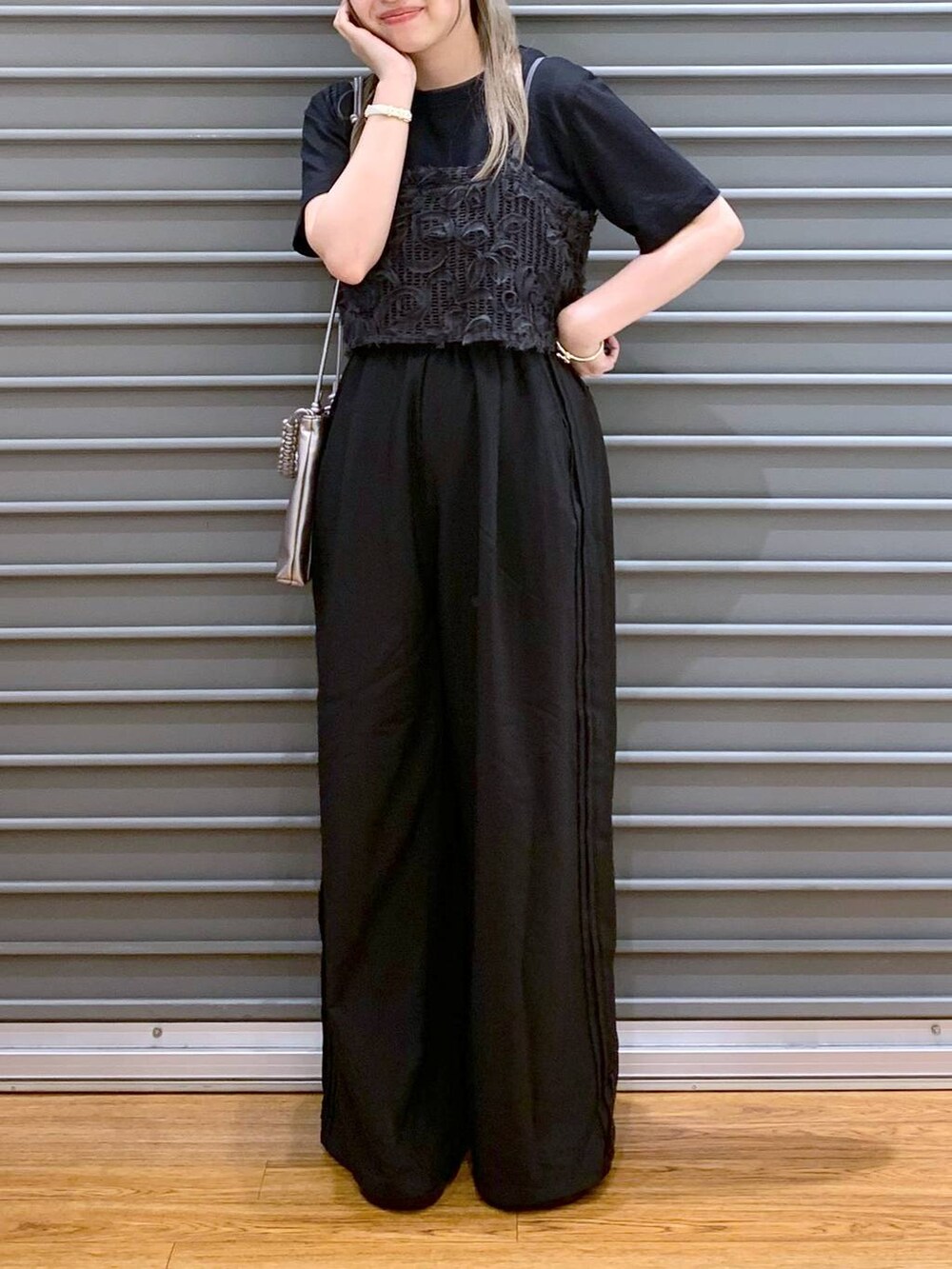 ホワイト系のサンダル、ブラック系のその他パンツ、その他のショルダーバッグを着用したレディースの夏コーディネートの6枚目の写真