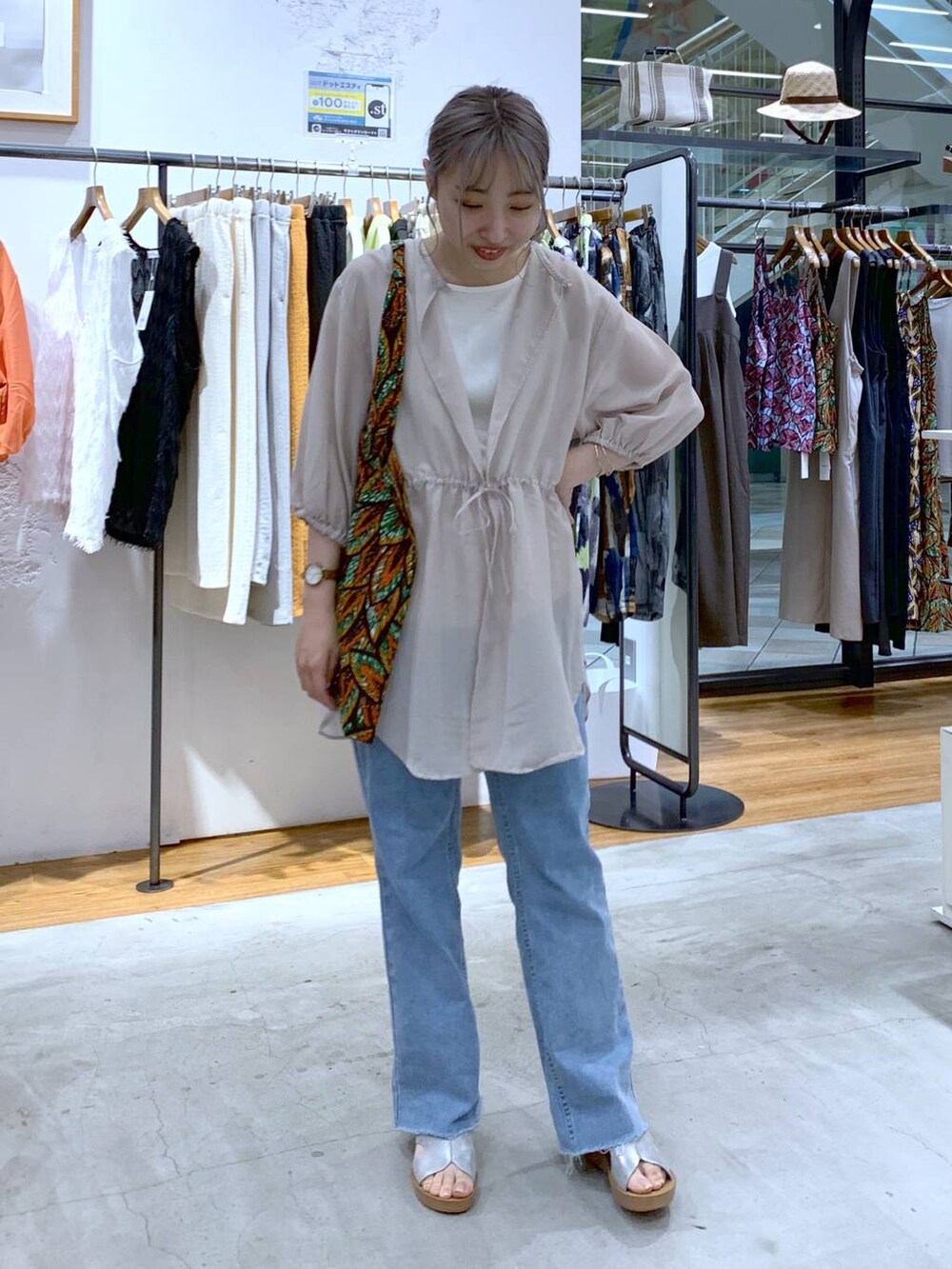 ベージュ系のシャツ/ブラウス、ブルー系のデニムパンツ、シルバー系のサンダルを着用したレディースの夏コーディネートの4枚目の写真