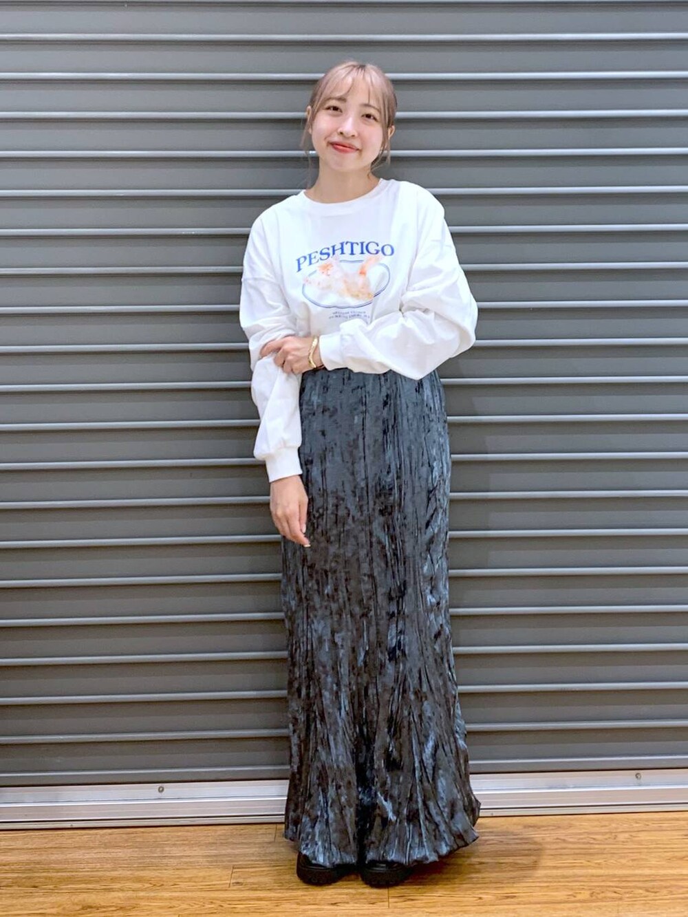 ブラック系のブーツ、ブラック系のショルダーバッグ、グレー系のデニムジャケットを着用したレディースの秋コーディネートの3枚目の写真