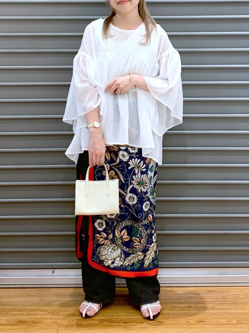 ホワイト系のシャツ/ブラウス、ホワイト系のタンクトップ、ブラック系のデニムパンツを着用したレディースの夏コーディネートの4枚目の写真