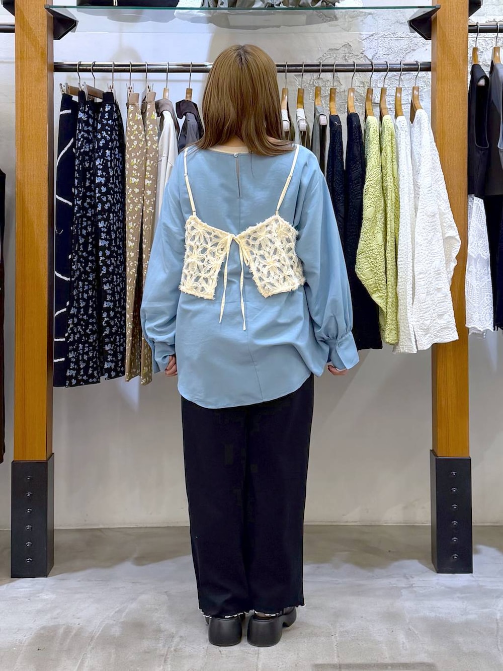 グレー系のショルダーバッグ、ブラック系のサンダル、ブルー系のシャツ/ブラウスを着用したレディースの冬コーディネートの2枚目の写真