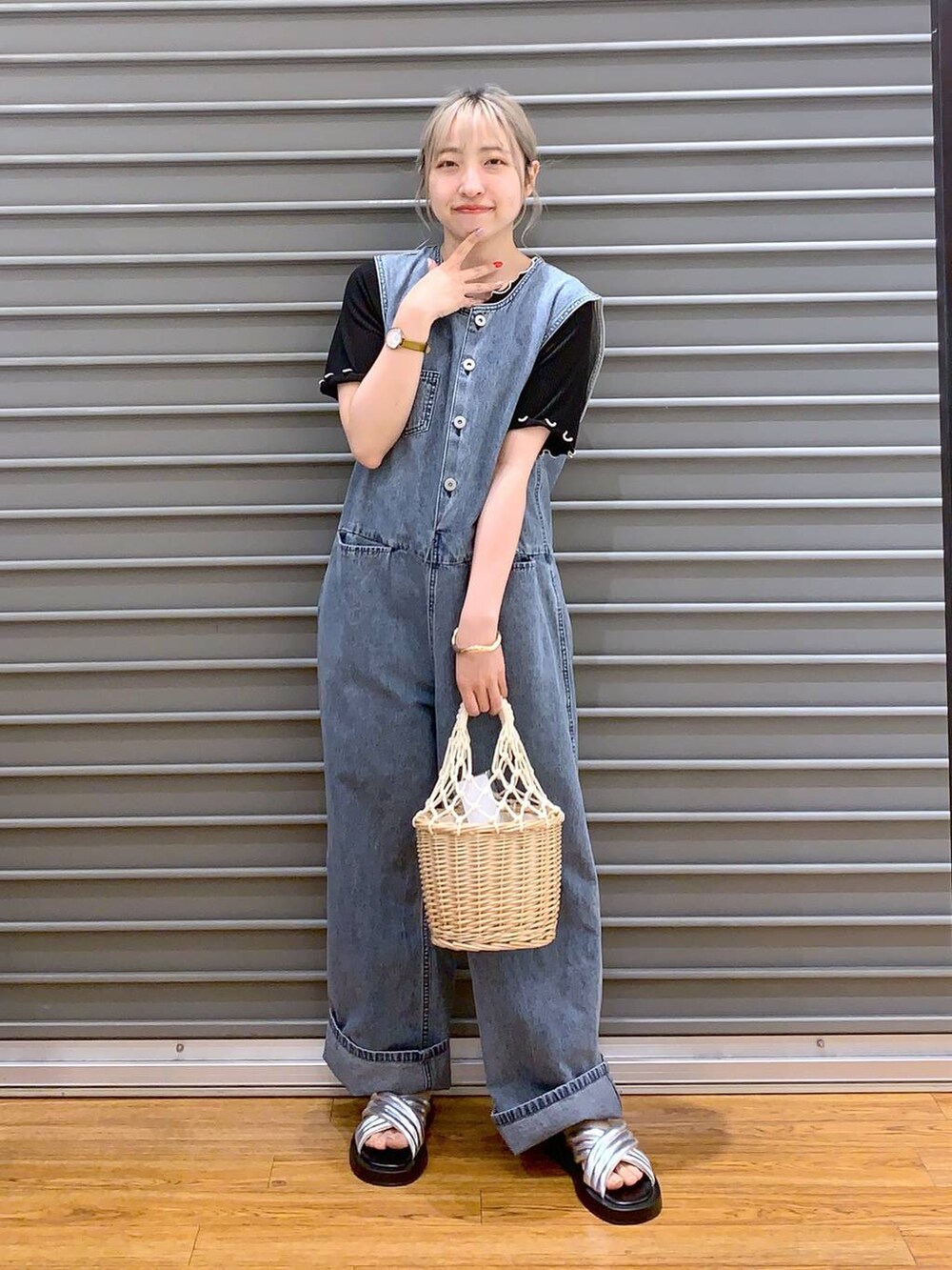 「低身長、旅行、女子会、カジュアル、きれいめ、休日コーデ、楽ちんコーデ、きれいめカジュアル_LEPSIM、体型カバー、ラフ、LEPSIM、着痩せ・細見え、ゆったり、サロペット、夏コーデ」｜「LEPSIMのウィローマクラメコンビバッグ　112998（かごバッグ、ホワイト系）」を使った、daharalepsimさん（レディース・151cm）の春コーディネートの6枚目の写真