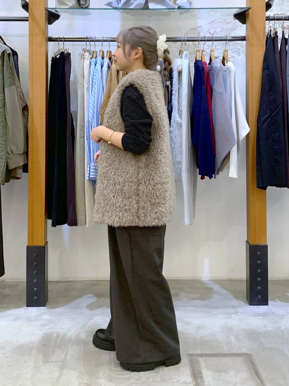 グレー系のその他パンツ、ブラック系のボストンバッグ、グレー系のベストを着用したレディースの秋コーディネートの3枚目の写真