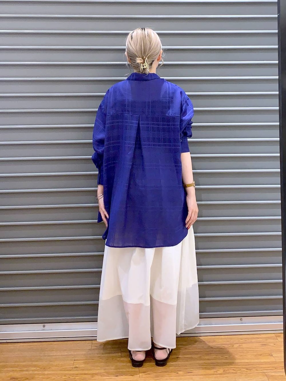 ブラック系のサンダル、ブルー系のシャツ/ブラウス、ブラック系のタンクトップを着用したレディースの夏コーディネートの2枚目の写真