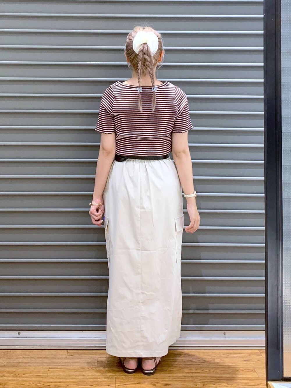 その他のサンダル、ブラック系のショルダーバッグ、ブラウン系のTシャツ/カットソーを着用したレディースの夏コーディネートの2枚目の写真
