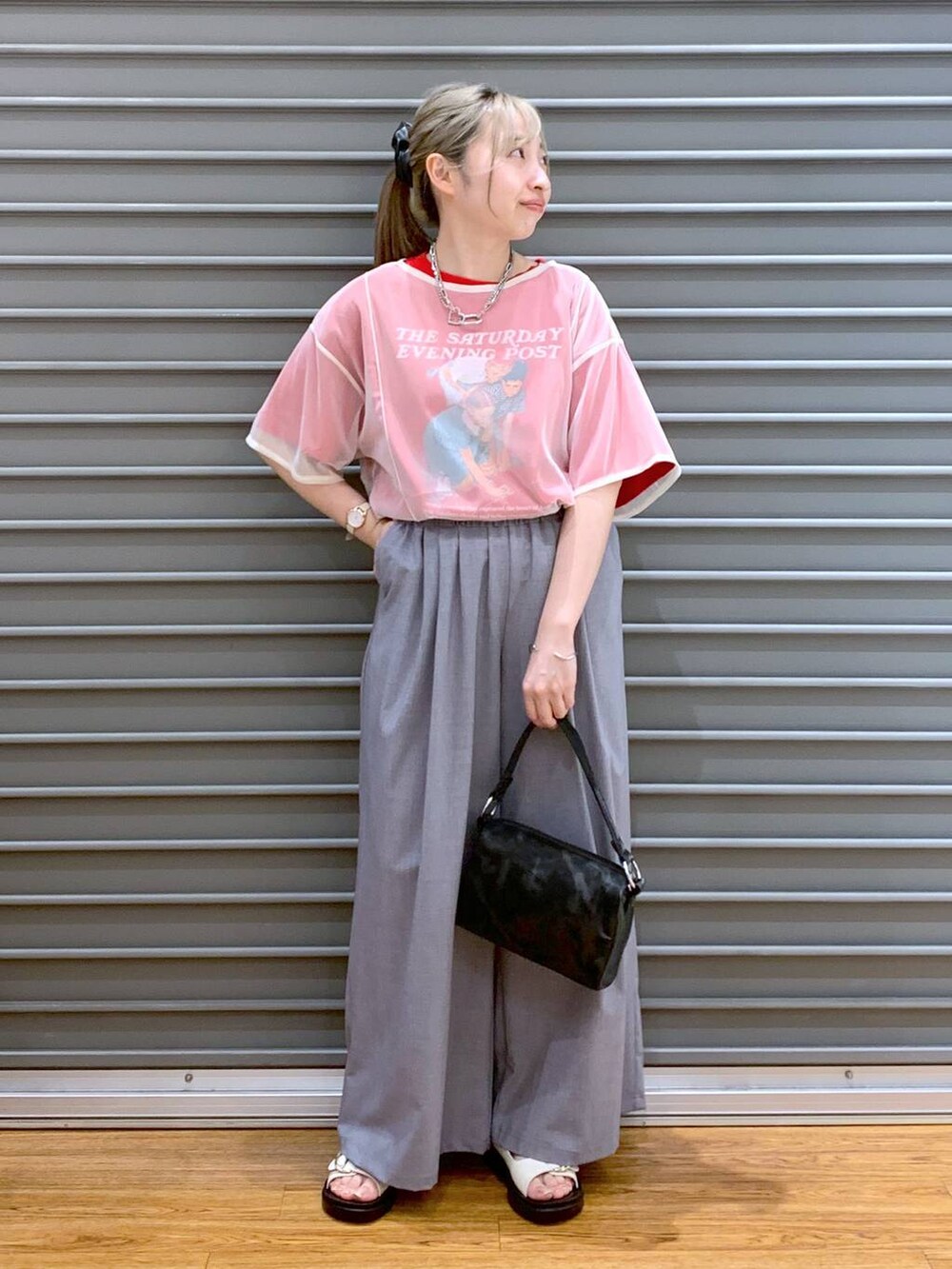 ホワイト系のサンダル、グレー系のその他パンツ、ブラック系のハンドバッグを着用したレディースの夏コーディネートの6枚目の写真