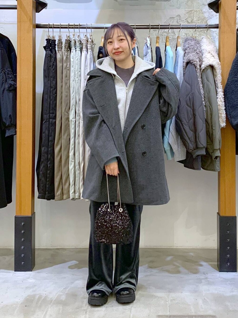 グレー系のニット/セーター、グレー系のその他アウター、ブルー系のその他パンツを着用したレディースの冬コーディネートの6枚目の写真