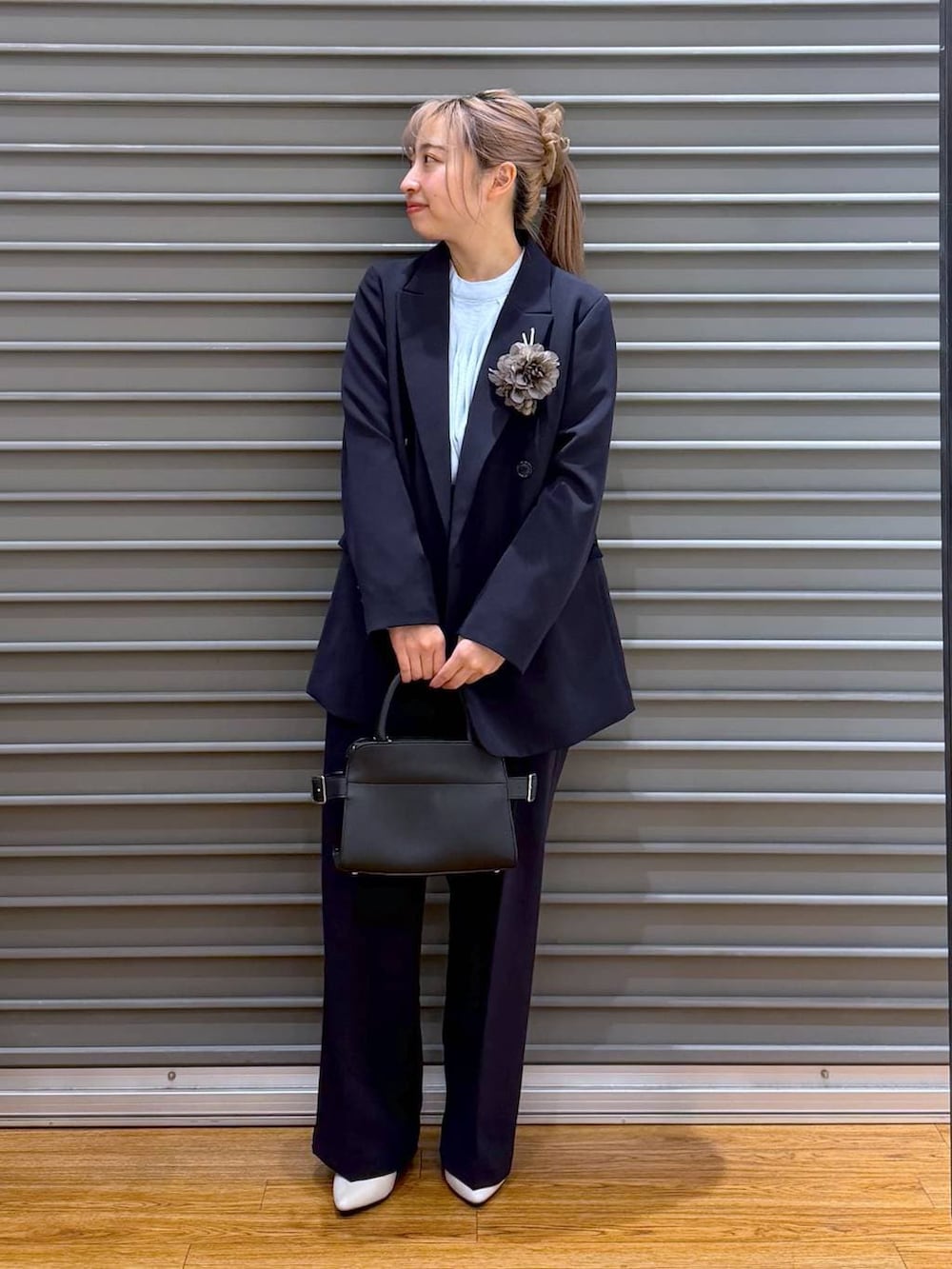 ブルー系のその他パンツ、ブルー系のテーラードジャケット、ブルー系のシャツ/ブラウスを着用したレディースの冬コーディネートの5枚目の写真