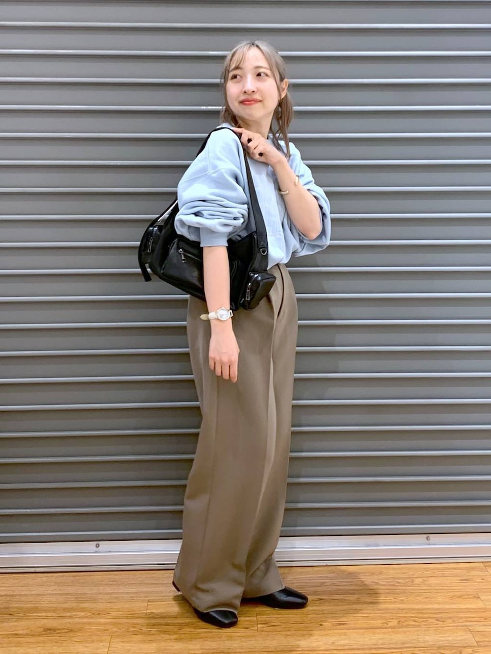 ブラック系のブーツ、ブラウン系のスーツパンツ、ブラック系のショルダーバッグを着用したレディースの冬コーディネートの5枚目の写真