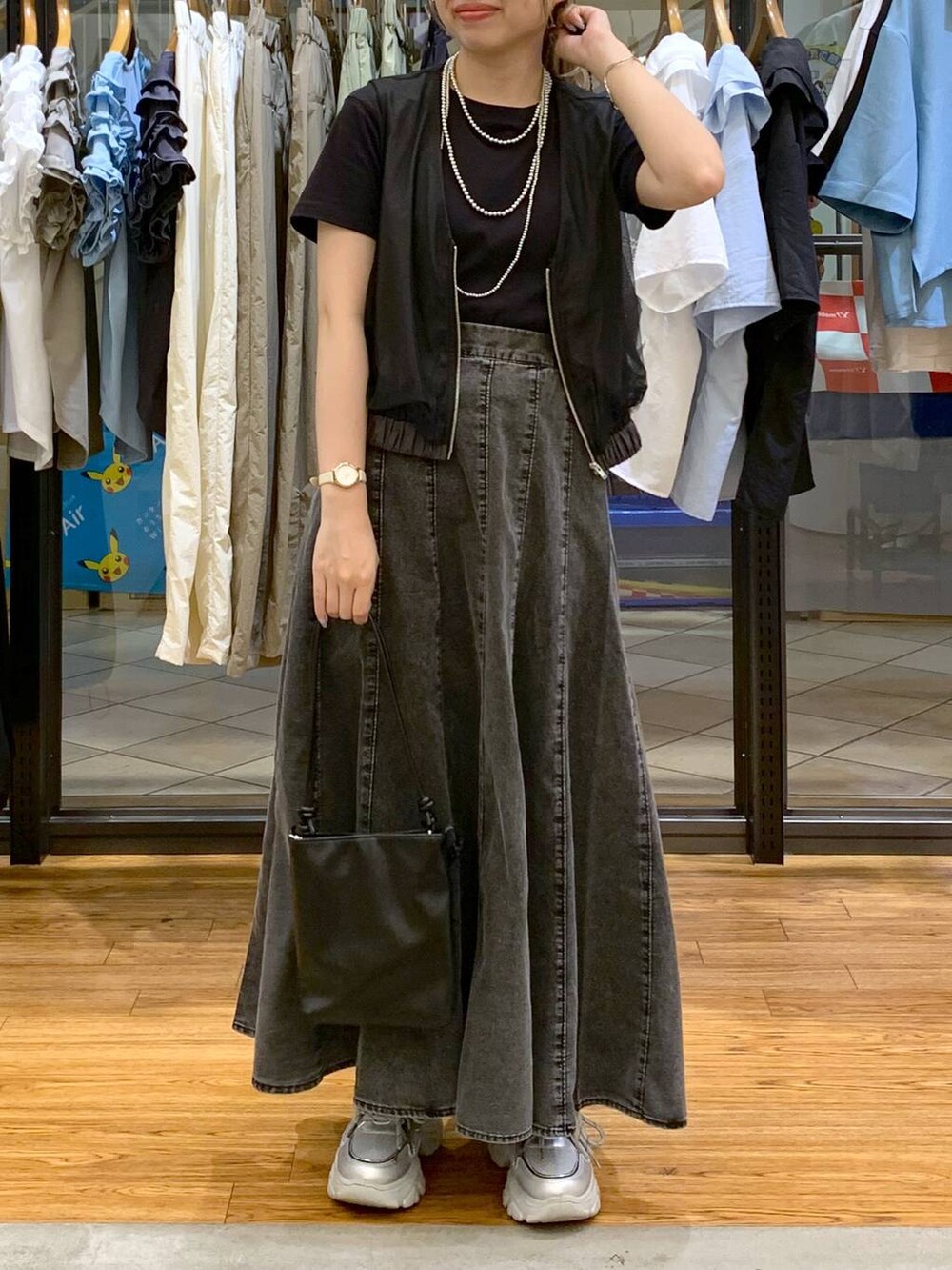 ブラック系のTシャツ/カットソー、グレー系のスカート、グレー系のその他アウターを着用したレディースの夏コーディネートの5枚目の写真