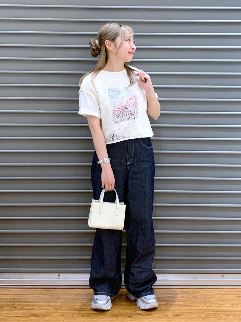 「ベーシック/シンプル、旅行、ゆったり、Tシャツ、デニムパンツ、デート/ロマンティック、女子会、20代_LEPSIM、スニーカー、夏コーデ、低身長、カジュアル、きれいめ、休日コーデ、楽ちんコーデ」｜「LEPSIMのストレートデニムパンツ　290487（デニムパンツ、ブルー系）」を使った、daharalepsimさん（レディース・151cm）の春コーディネートの4枚目の写真