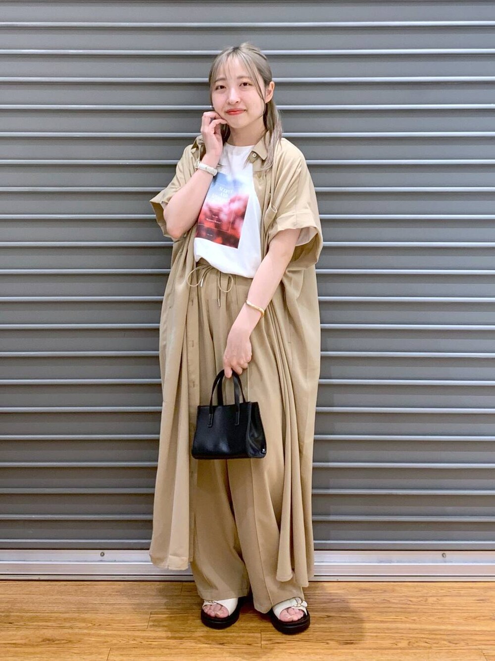 ベージュ系のその他パンツ、ベージュ系のワンピース、ホワイト系のサンダルを着用したレディースの春コーディネートの4枚目の写真