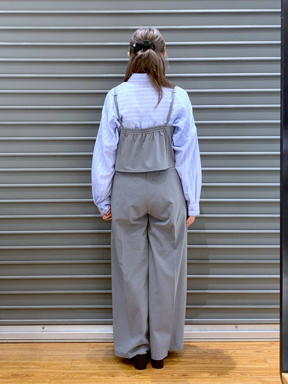 ブルー系のシャツ/ブラウス、グレー系のその他パンツ、ブラック系のパンプスを着用したレディースの春コーディネートの2枚目の写真