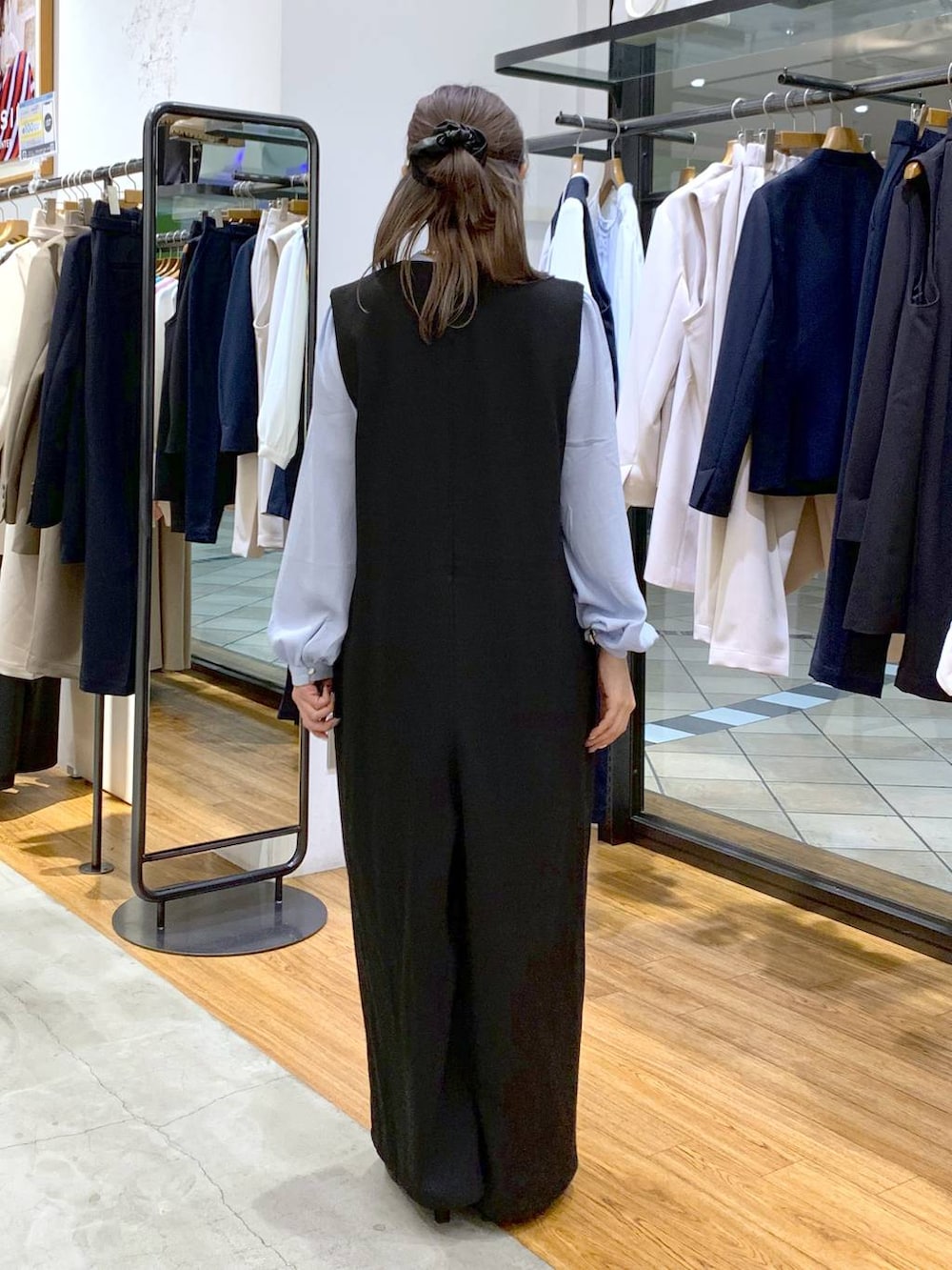 ブルー系のシャツ/ブラウス、ブラック系のサロペット/オーバーオール、ブラック系のパンプスを着用したレディースの冬コーディネートの2枚目の写真