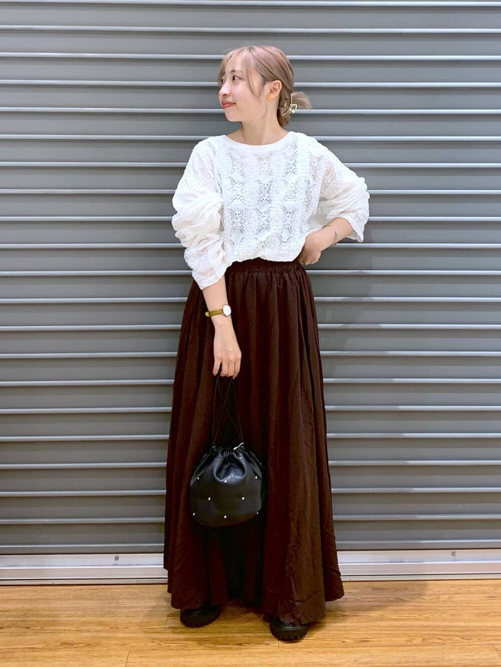 ホワイト系のTシャツ/カットソー、ブラウン系のスカート、ブラック系のショルダーバッグを着用したレディースの秋コーディネートの4枚目の写真