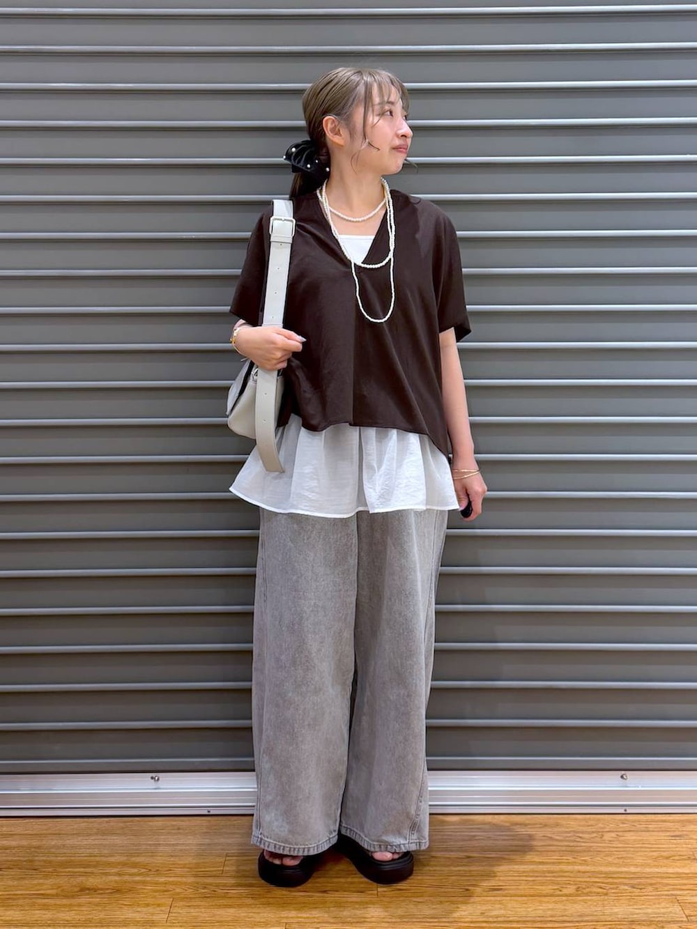 グレー系のショルダーバッグ、グレー系のデニムパンツ、その他のサンダルを着用したレディースの夏コーディネートの4枚目の写真