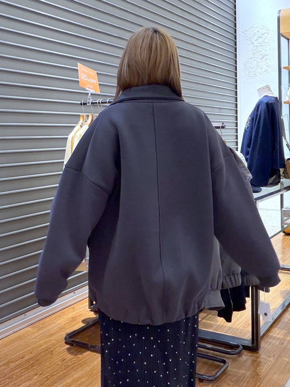 グレー系のカーディガン/ボレロ、その他のスカートを着用したレディースの春コーディネートの4枚目の写真