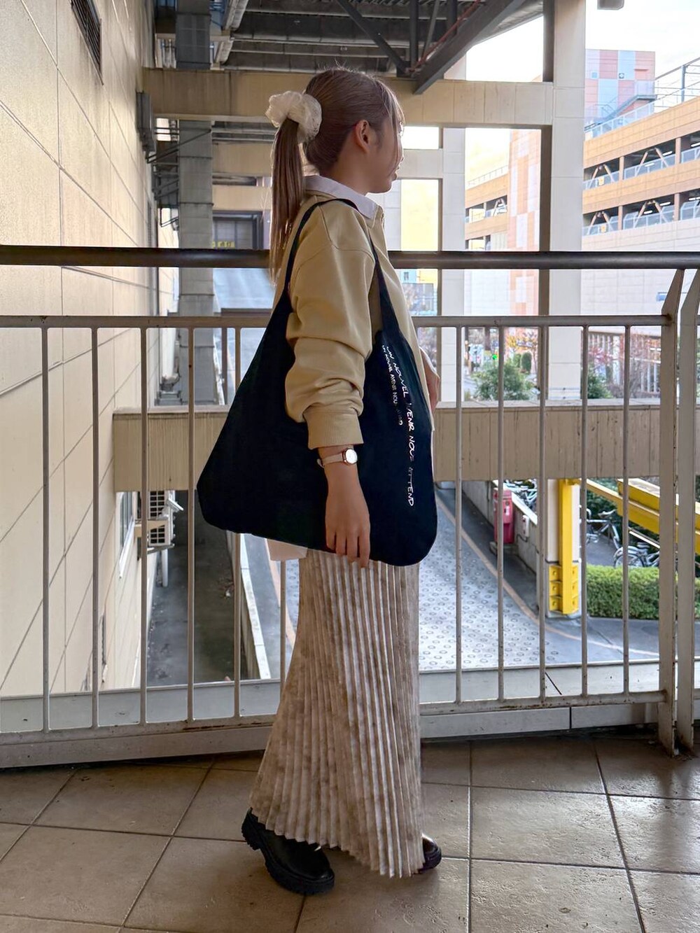 ホワイト系のスカートを着用したレディースの冬コーディネートの4枚目の写真