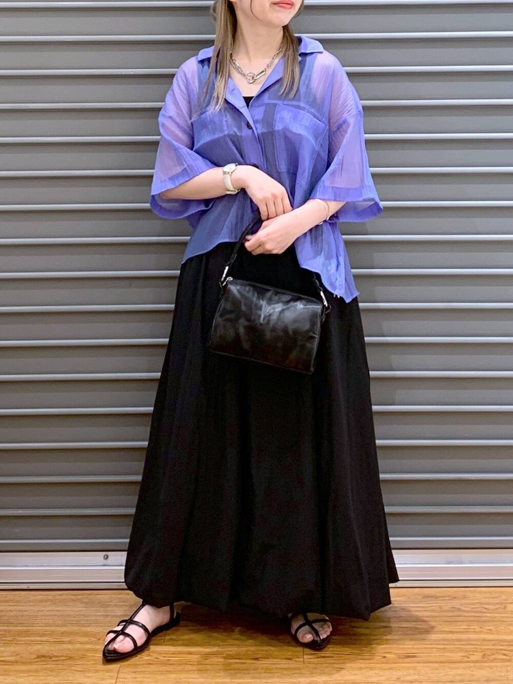 パープル系のシャツ/ブラウス、ブラック系のサンダル、ブラック系のスカートを着用したレディースの春コーディネートの4枚目の写真