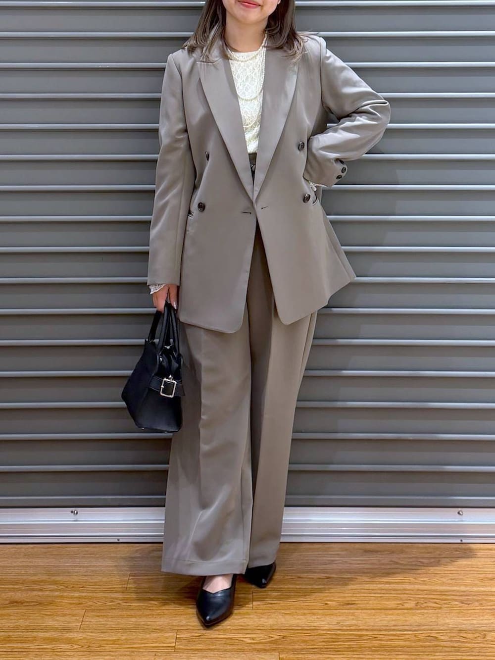 ブラウン系のその他パンツ、ブラウン系のテーラードジャケット、ホワイト系のTシャツ/カットソーを着用したレディースの冬コーディネートの4枚目の写真