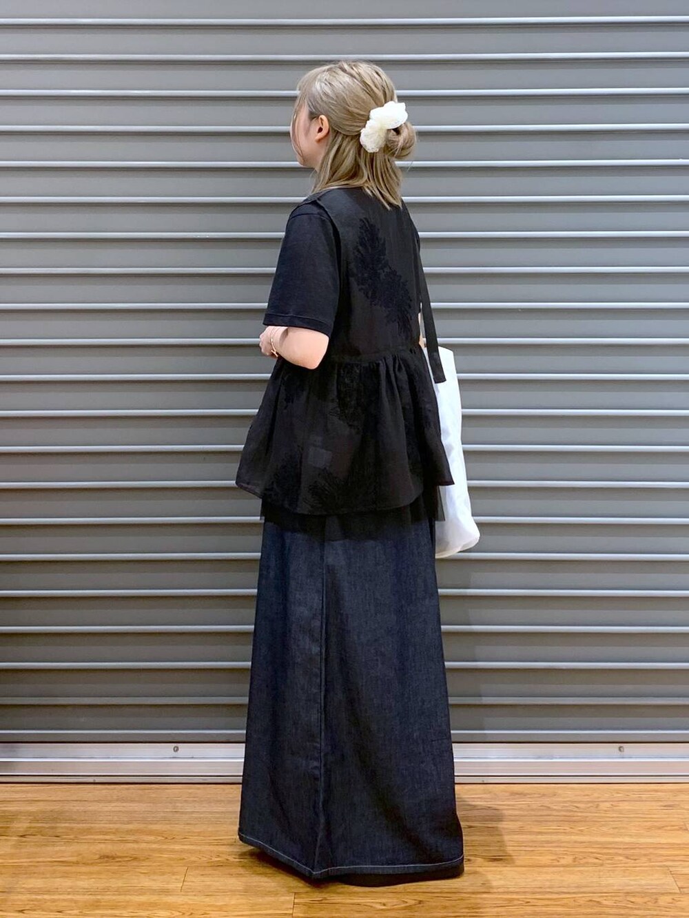 ブラック系のサンダル、ブルー系のデニムパンツ、ブラック系のシャツ/ブラウスを着用したレディースの夏コーディネートの3枚目の写真