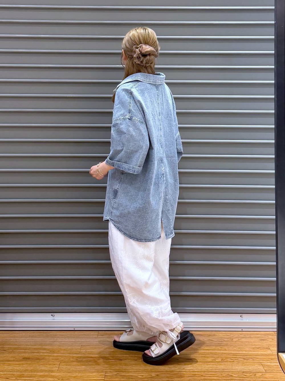 ホワイト系のその他パンツ、ホワイト系のサンダル、ホワイト系のタンクトップを着用したレディースの夏コーディネートの3枚目の写真