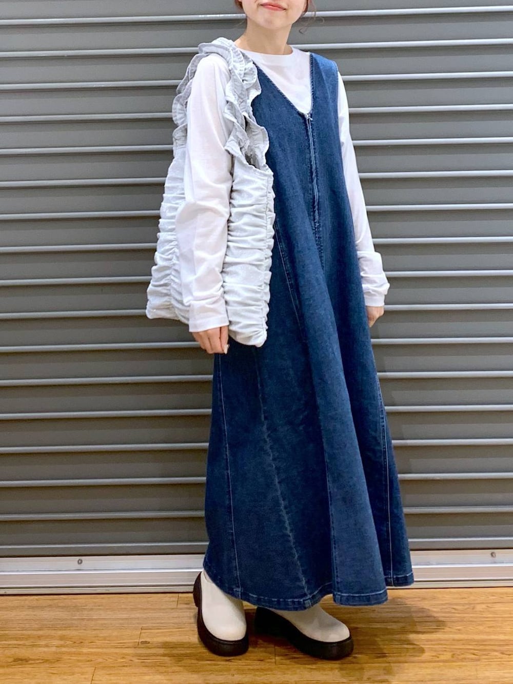 シルバー系のトートバッグ、ホワイト系のTシャツ/カットソー、ホワイト系のその他シューズを着用したレディースの春コーディネートの8枚目の写真