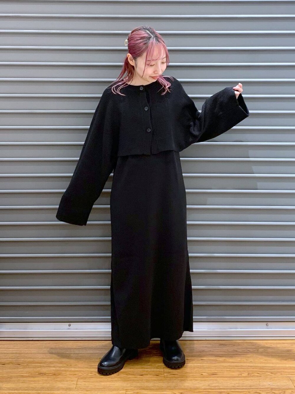 ベージュ系のダウンジャケット/コート、ブラック系のワンピース、ブラック系のブーツを着用したレディースの冬コーディネートの6枚目の写真