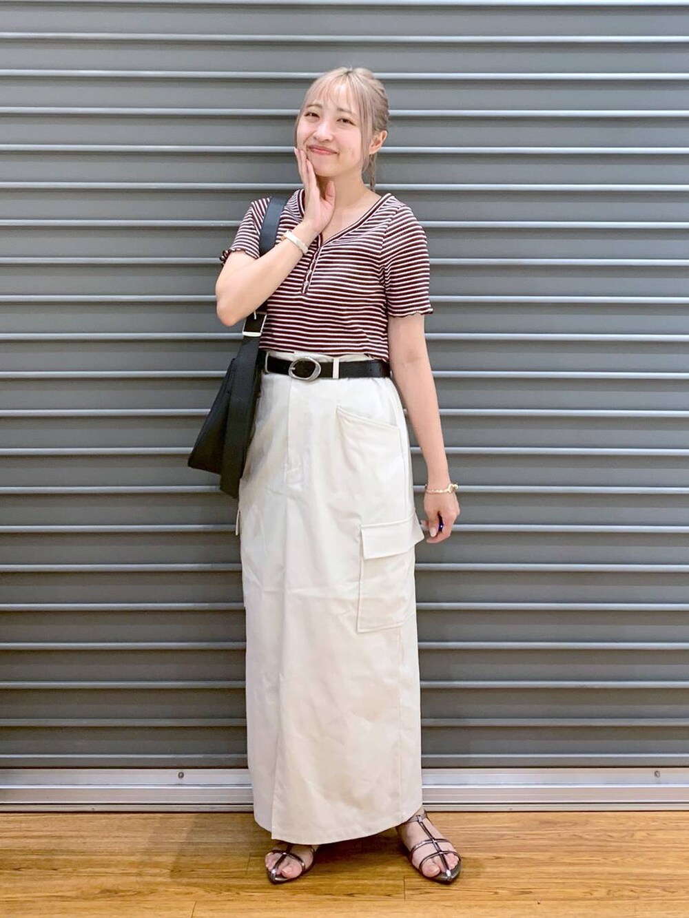 その他のサンダル、ブラック系のショルダーバッグ、ブラウン系のTシャツ/カットソーを着用したレディースの夏コーディネートの5枚目の写真